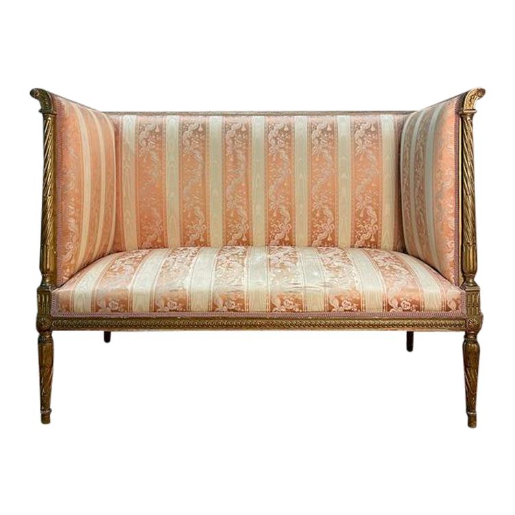 Banquette de style Louis XVI en bois doré.