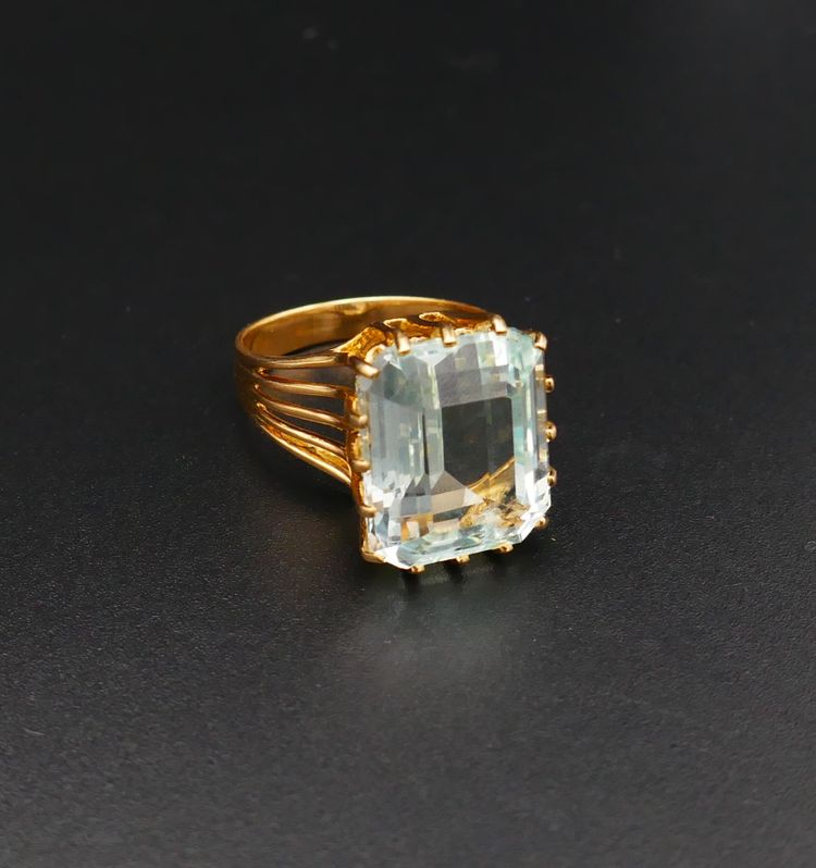 Aquamarine Ring, 18-carat yellow gold.