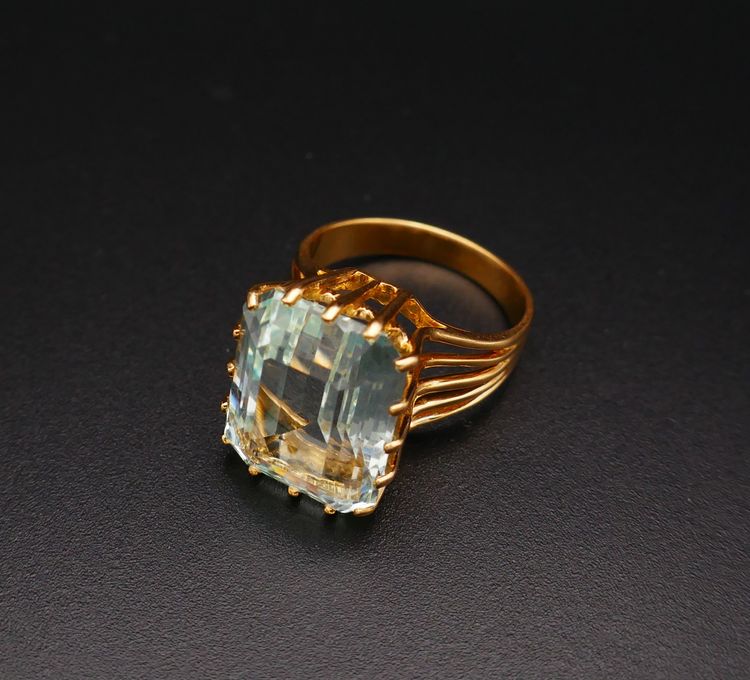 Aquamarine Ring, 18-carat yellow gold.