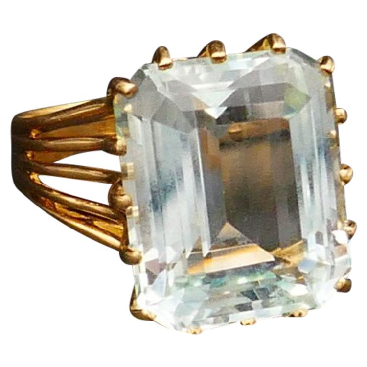 Aquamarine Ring, 18-carat yellow gold.