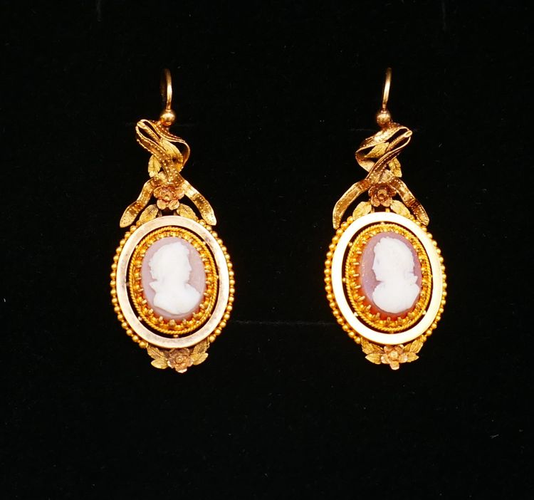 Pair of Cameo Earrings on agate, late 19th century. 18-carat gold