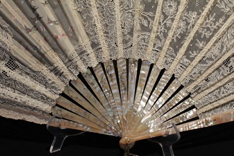 Fans Folded In Mother-of-Pearl And Lace Decor Painted With Birds 1890-1900