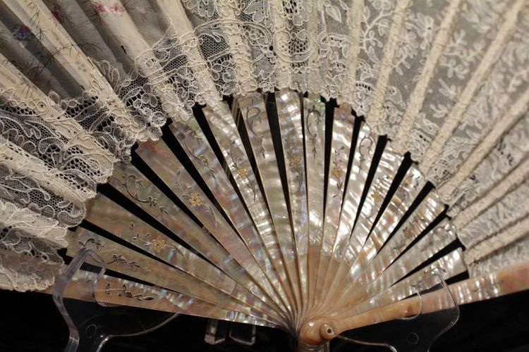 Fans Folded In Mother-of-Pearl And Lace Decor Painted With Birds 1890-1900