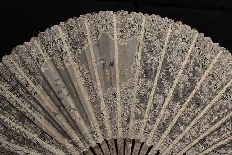 Fans Folded In Mother-of-Pearl And Lace Decor Painted With Birds 1890-1900