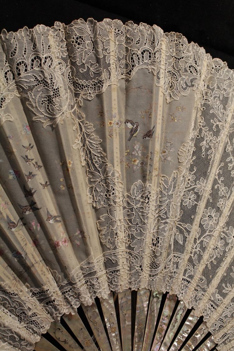 Fans Folded In Mother-of-Pearl And Lace Decor Painted With Birds 1890-1900