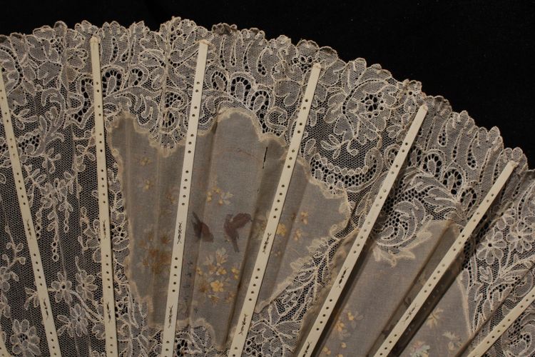 Fans Folded In Mother-of-Pearl And Lace Decor Painted With Birds 1890-1900