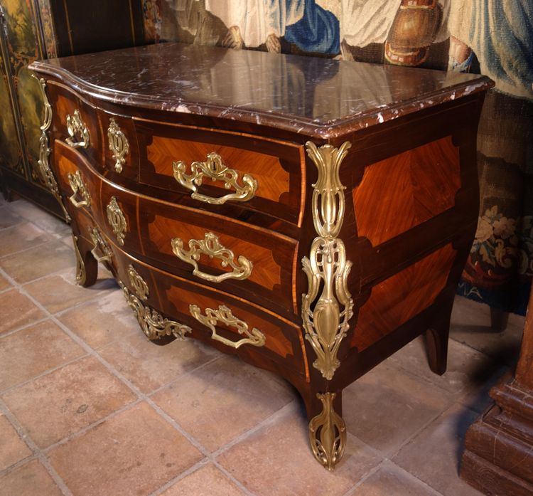 Grave chest of drawers stamped Dufour