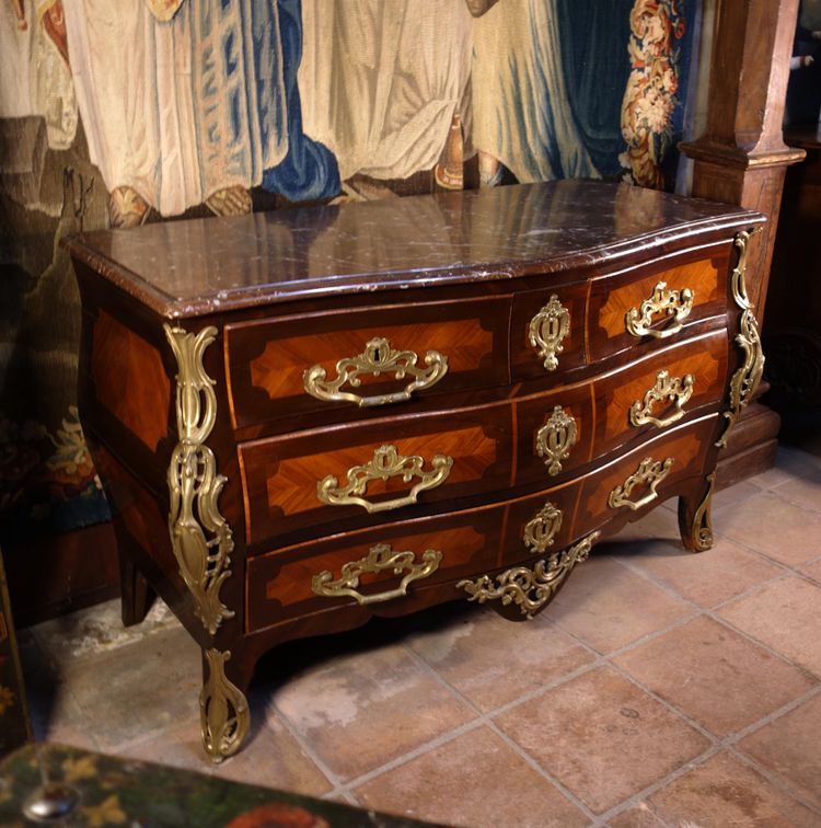 Grave chest of drawers stamped Dufour