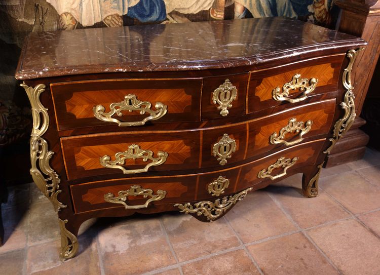 Grave chest of drawers stamped Dufour