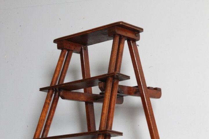 Escalier de bibliothèque antique restauré du 19ème siècle. Rareté . Hauteur 161 cm