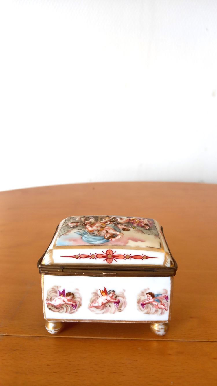 Porcelain chest: Capodimonte 19th century.