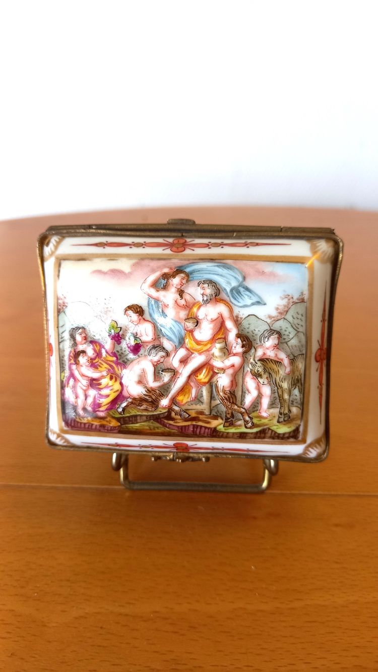 Porcelain chest: Capodimonte 19th century.