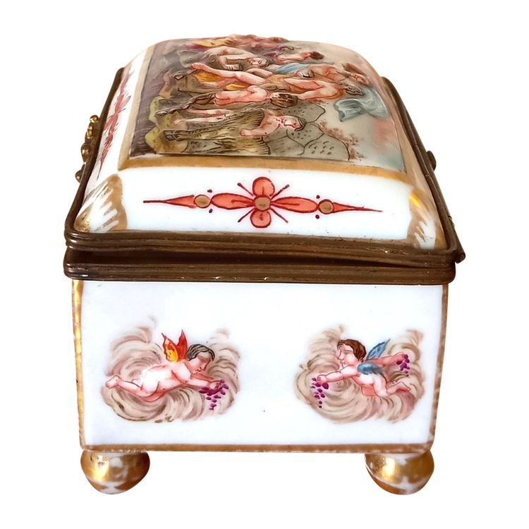 Porcelain chest: Capodimonte 19th century.