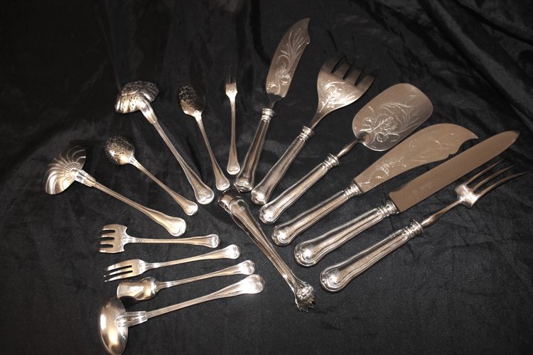 Christofle silver-plated flatware filet pattern with count's crown 16 pieces