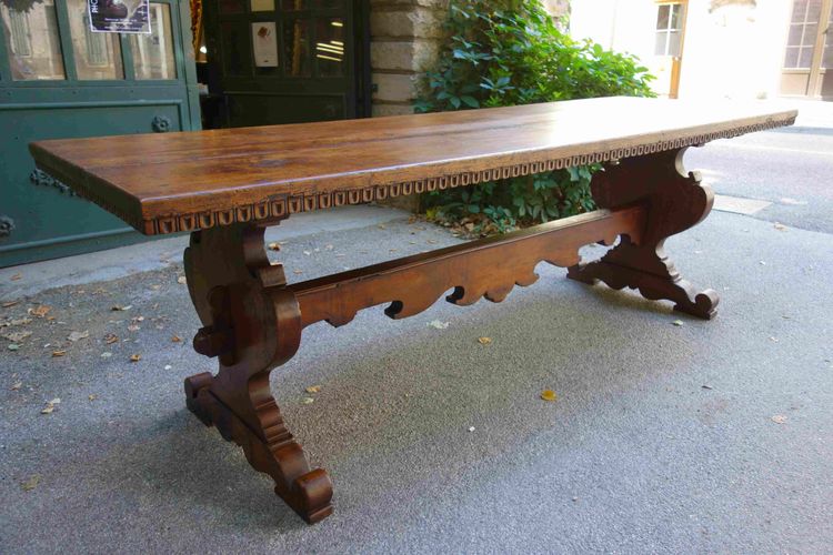 Large Italian abbey table in walnut