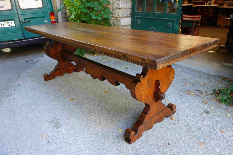 Large Italian abbey table in walnut