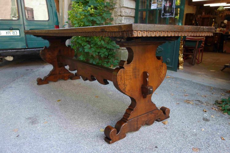 Large Italian abbey table in walnut