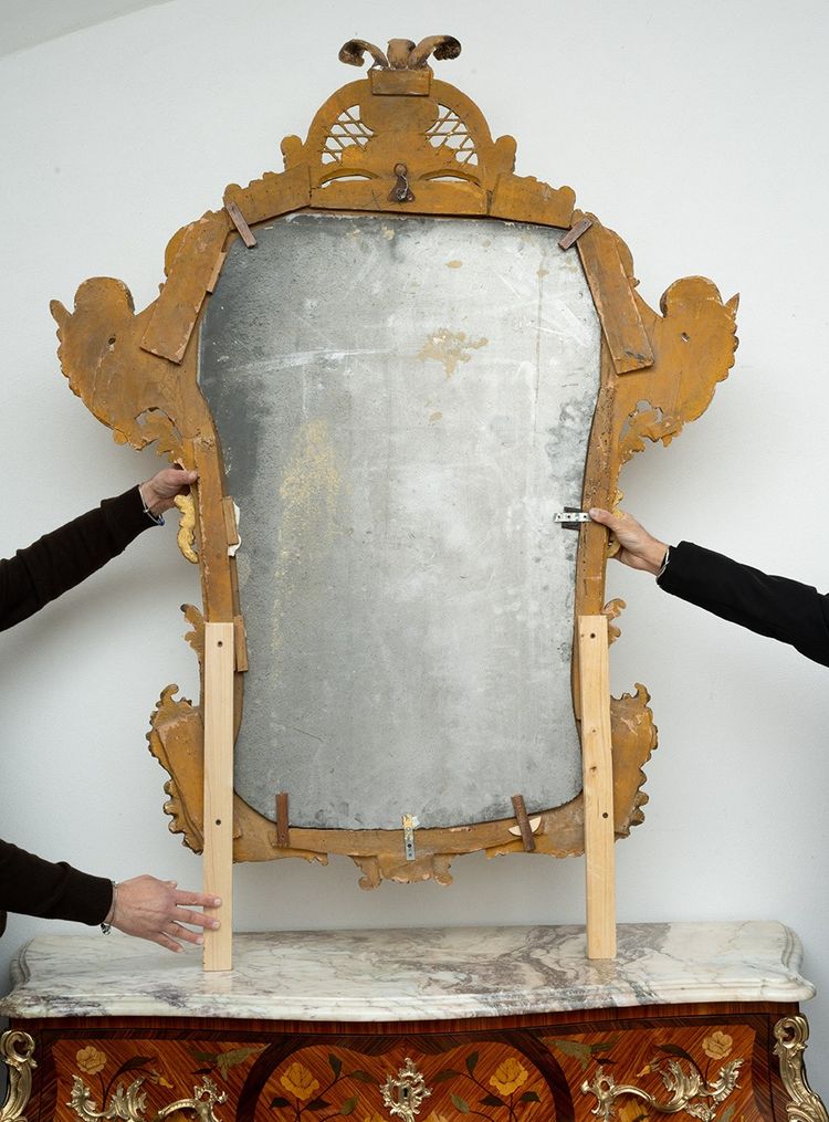 Antique giltwood and carved mirror. 18th century Rome.