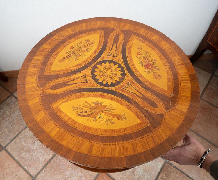 Antique polychrome wood coffee table, 20th century.