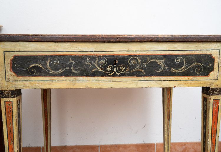 Antique Marchigiana console in lacquered and painted wood. 18th century period.