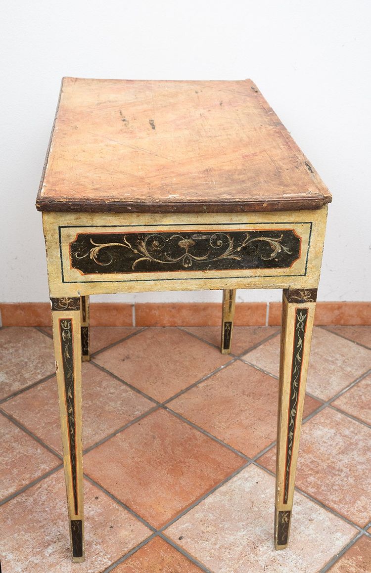 Antique Marchigiana console in lacquered and painted wood. 18th century period.