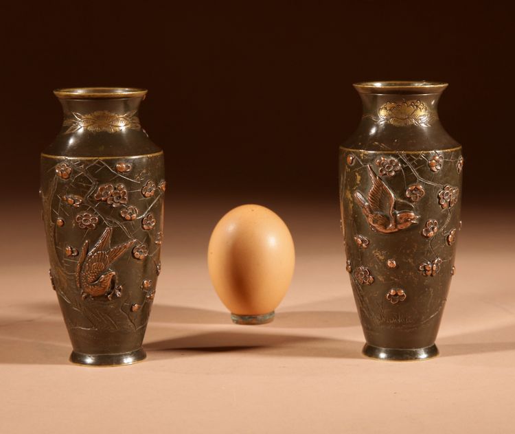 Une Paire De Petits Vases Japonais En Bronze Et Cuivre Epoque Meiji 1868-1912