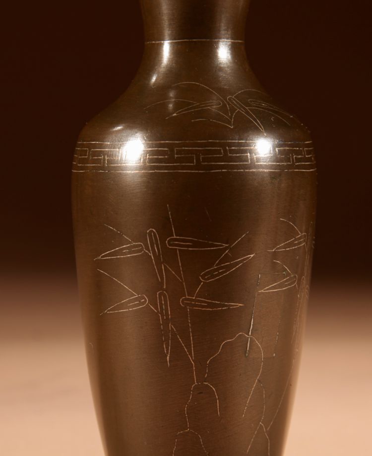 Un petit vase japonais en bronze période Meiji 1868-1912