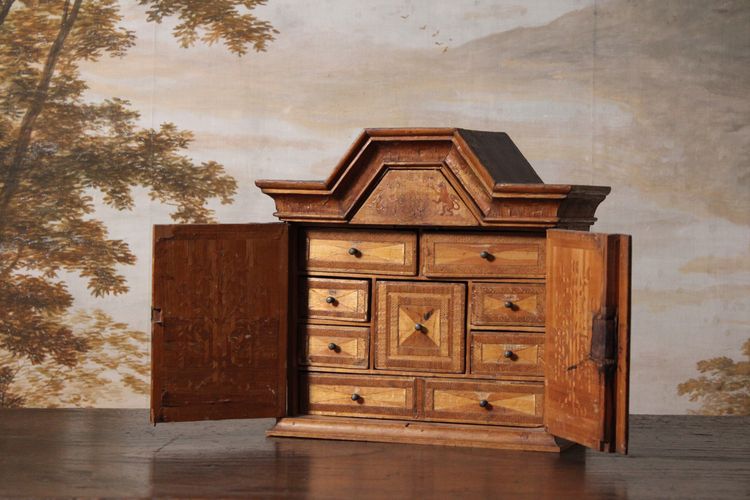 Cabinet in straw marquetry, 18th century work.