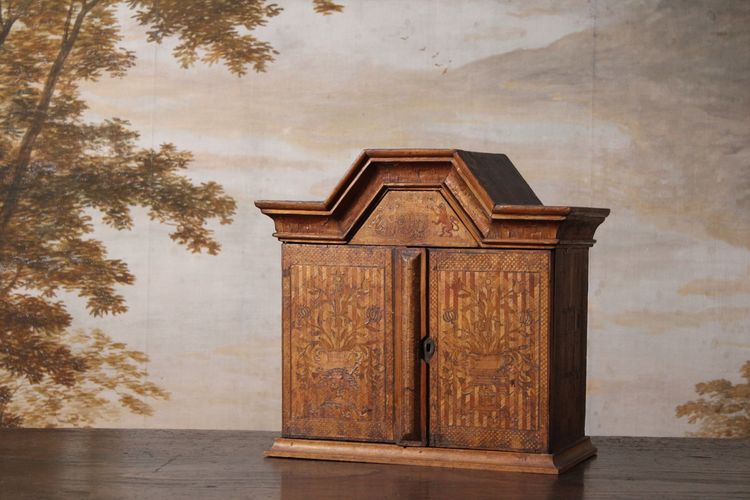 Cabinet in straw marquetry, 18th century work.