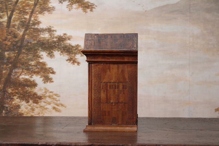 Cabinet in straw marquetry, 18th century work.