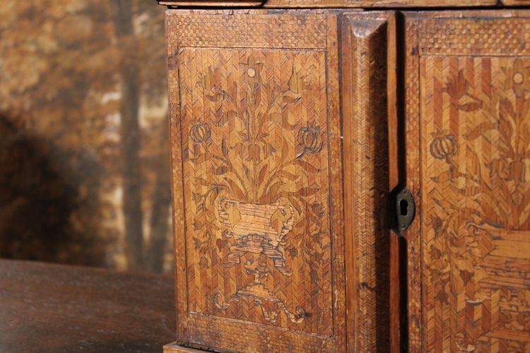 Cabinet in straw marquetry, 18th century work.