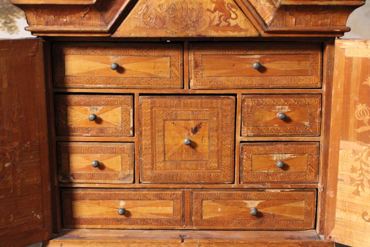 Cabinet in straw marquetry, 18th century work.