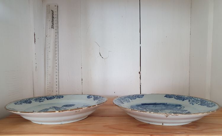 Pair of 18th c Delft plates marked  with the 3 bells of the Drei Klokken (establ Delft 1641)