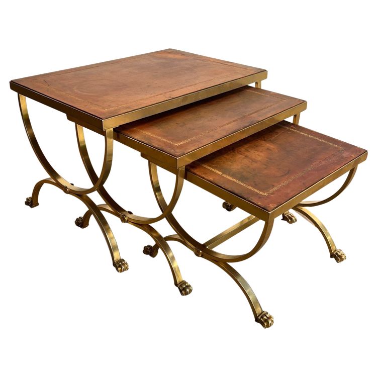 Suite De Tables Gigognes En Métal Doré à Pieds Griffes Et Plateaux De Cuir . French work