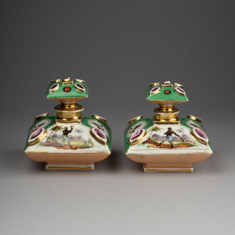 Paire de flacons de parfum en porcelaine de Paris, XIXe siècle 