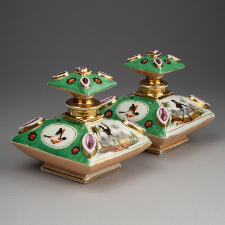 Paire de flacons de parfum en porcelaine de Paris, XIXe siècle 