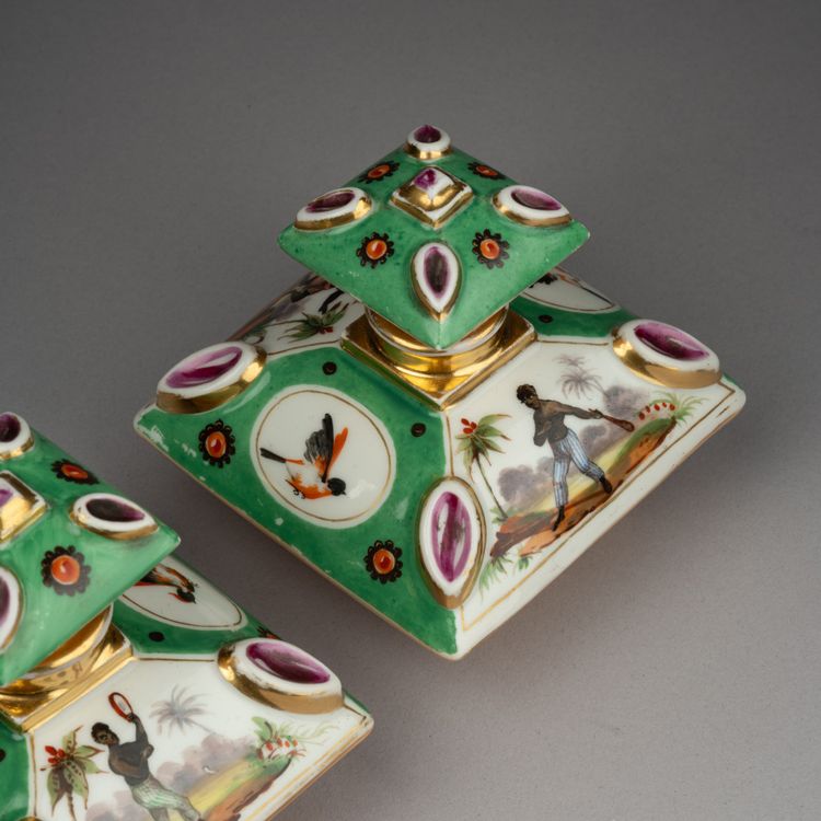 Paire de flacons de parfum en porcelaine de Paris, XIXe siècle 