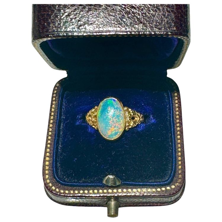 Art Nouveau Ring Decorated with an Opal