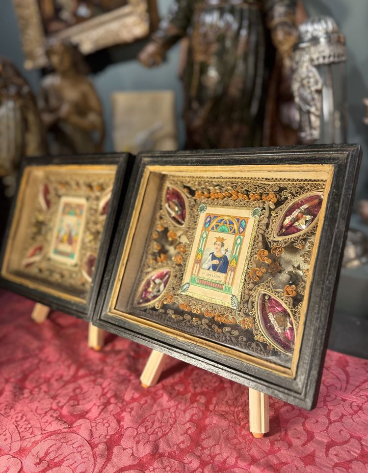 Pair of Reliquaries Paperolles with Engravings of Saints Adelaide and Victoire - 19th Century