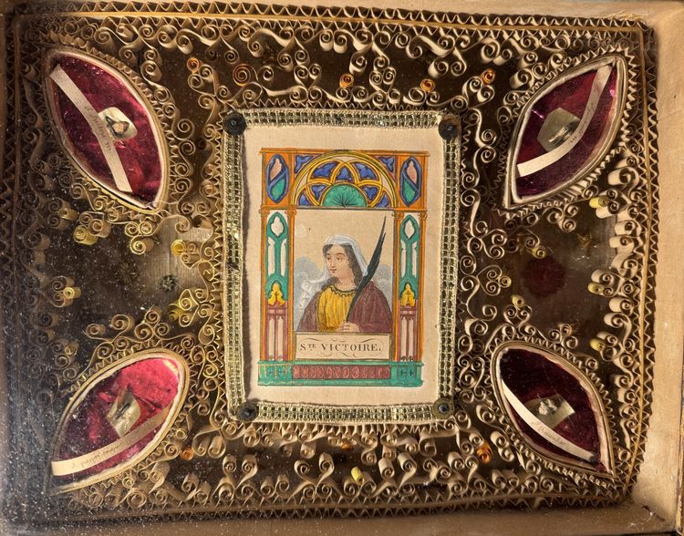 Pair of Reliquaries Paperolles with Engravings of Saints Adelaide and Victoire - 19th Century