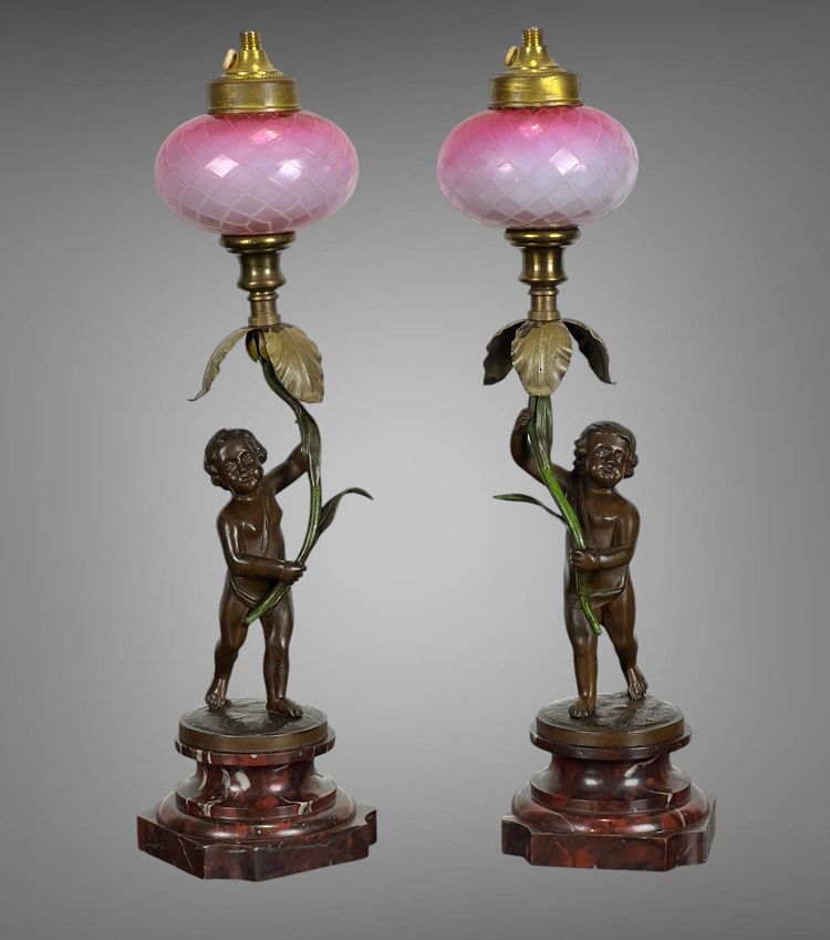 PAAR BRONZELAMPEN MIT DER AUFLAGE „AUGUSTE MOREAU“, DIE PUTTI DARSTELLEN