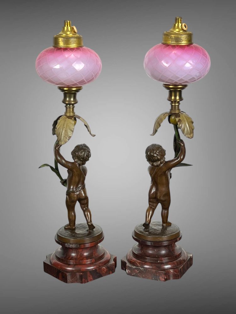 PAAR BRONZELAMPEN MIT DER AUFLAGE „AUGUSTE MOREAU“, DIE PUTTI DARSTELLEN