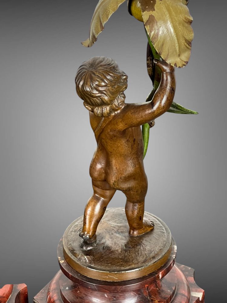 PAAR BRONZELAMPEN MIT DER AUFLAGE „AUGUSTE MOREAU“, DIE PUTTI DARSTELLEN