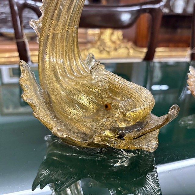 Paire de bougeoirs dauphins en verre de Murano. Salviati Manufacture des années 30 avec de la poussière d'or