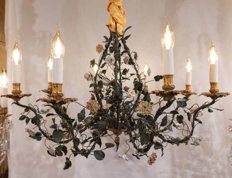 Lustre en bronze et tôle laquée vert à décor de branchages et porcelaine de Meissen fin du XVIIIème 