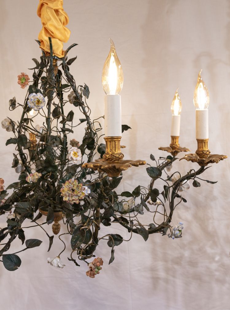 Lustre en bronze et tôle laquée vert à décor de branchages et porcelaine de Meissen fin du XVIIIème 