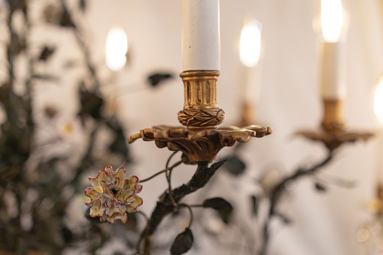 Lustre en bronze et tôle laquée vert à décor de branchages et porcelaine de Meissen fin du XVIIIème 