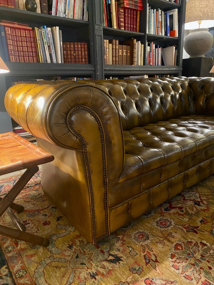 Divano Chesterfield a 3 posti in pelle marrone