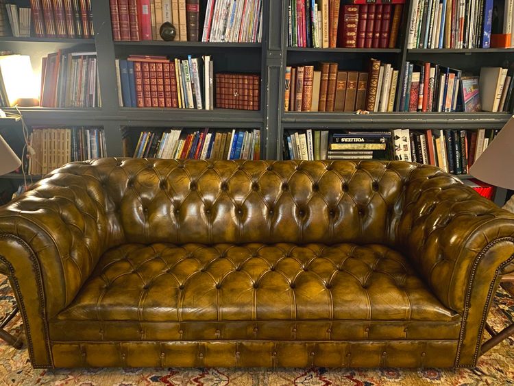 Divano Chesterfield a 3 posti in pelle marrone