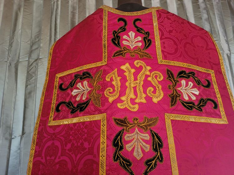 Priest's chasuble in damask, circa 1900